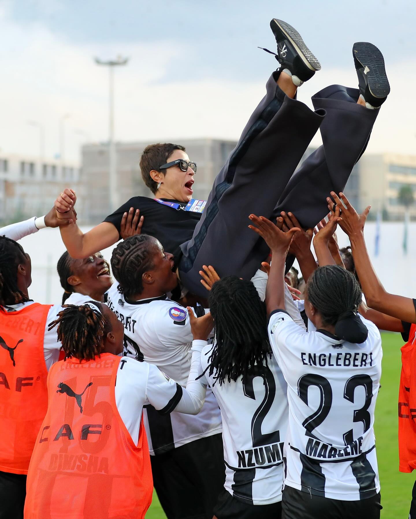 Lamia Boumehdi, entraîneuse de football, sur le bord du terrain